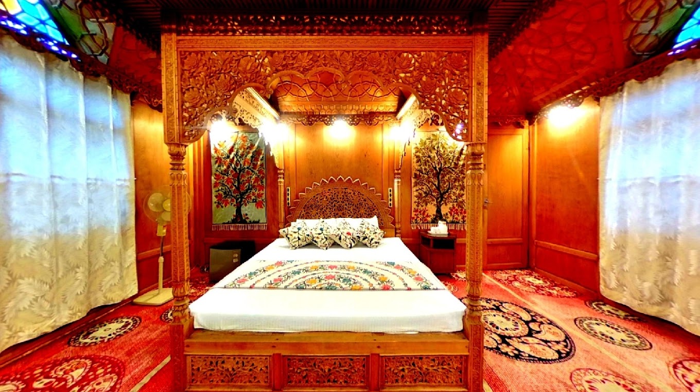 Houseboat Jewel in The Crown